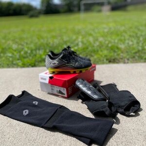 Used Youth boys sz2 soccer cleats/guards set